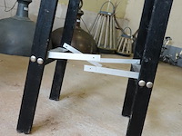 Plantenstandaard met metalen hoekverstevigingen en een kompasroos-afbeelding op het tafelblad. - afbeelding 5 van  5