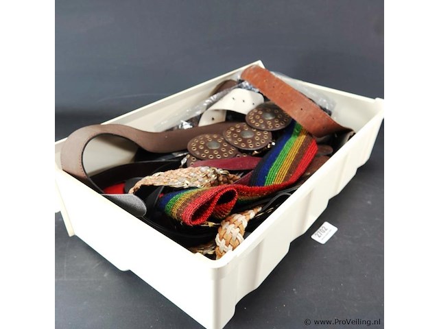 Plastic bak gevuld met riemen en ceinturen - afbeelding 1 van  5