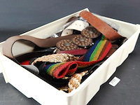 Plastic bak gevuld met riemen en ceinturen - afbeelding 1 van  5