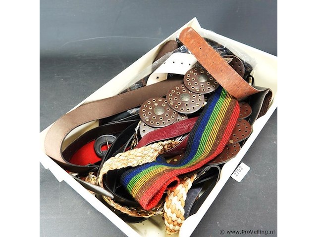 Plastic bak gevuld met riemen en ceinturen - afbeelding 2 van  5