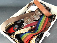 Plastic bak gevuld met riemen en ceinturen - afbeelding 2 van  5