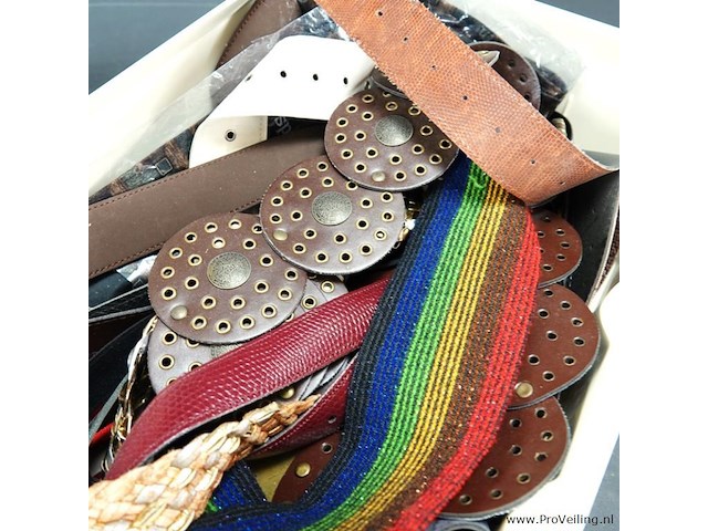 Plastic bak gevuld met riemen en ceinturen - afbeelding 3 van  5