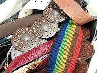 Plastic bak gevuld met riemen en ceinturen - afbeelding 3 van  5