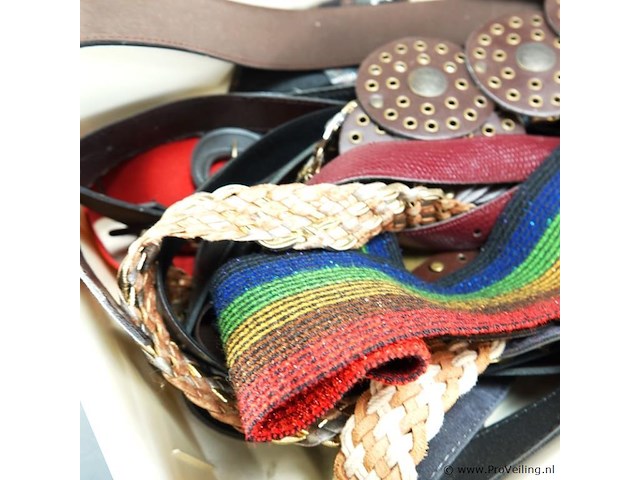 Plastic bak gevuld met riemen en ceinturen - afbeelding 4 van  5