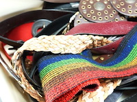 Plastic bak gevuld met riemen en ceinturen - afbeelding 4 van  5