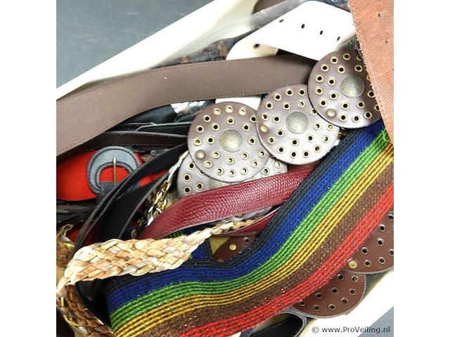 Plastic bak gevuld met riemen en ceinturen - afbeelding 5 van  5