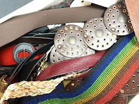 Plastic bak gevuld met riemen en ceinturen - afbeelding 5 van  5