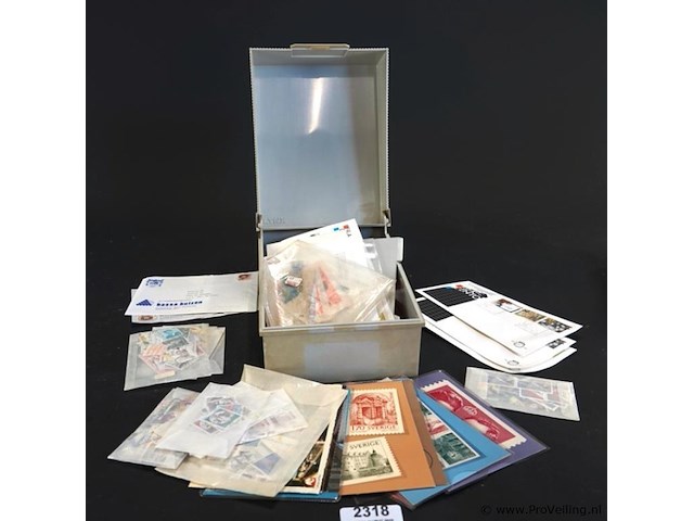 Plastic bak met divers postzegels - afbeelding 1 van  5