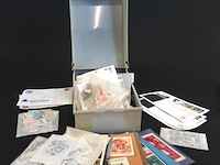Plastic bak met divers postzegels - afbeelding 1 van  5