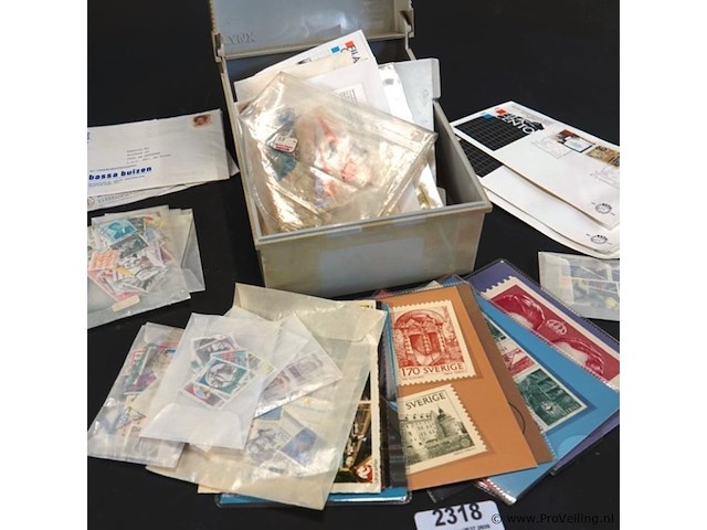 Plastic bak met divers postzegels - afbeelding 2 van  5
