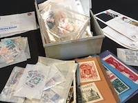 Plastic bak met divers postzegels - afbeelding 2 van  5