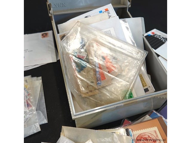 Plastic bak met divers postzegels - afbeelding 3 van  5