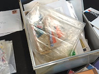 Plastic bak met divers postzegels - afbeelding 3 van  5