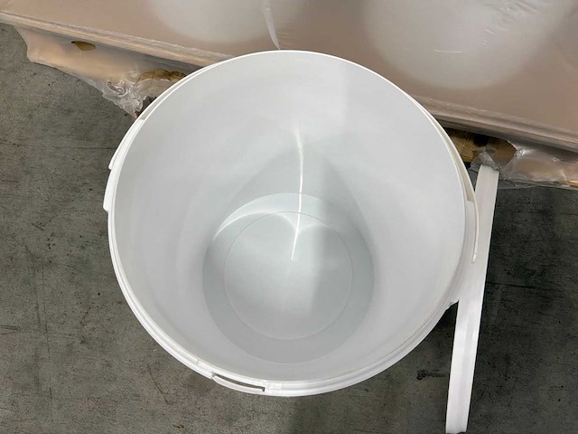 Plastic emmer voorzien van beugel 20,5l met deksel (210x) - afbeelding 7 van  12
