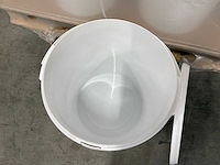 Plastic emmer voorzien van beugel 20,5l met deksel (210x) - afbeelding 7 van  12