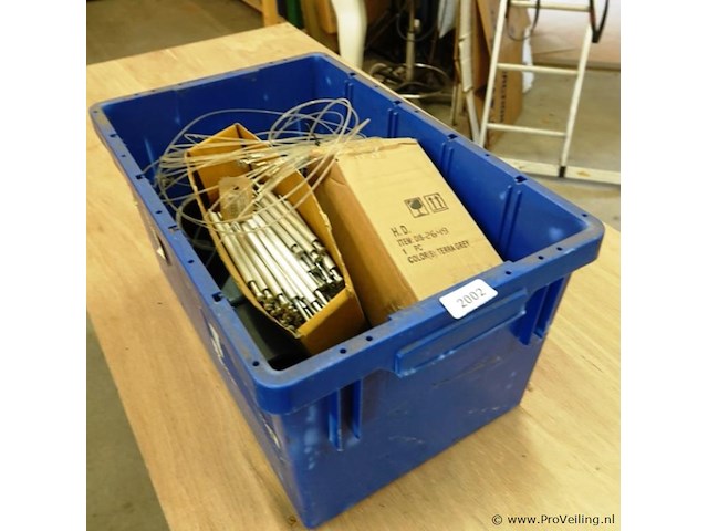 Plastic krat met hang/sluit/ijzerwerk - afbeelding 1 van  5