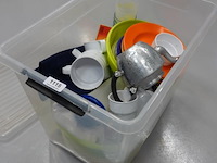 Plastic krat met partij kampeergerei - afbeelding 1 van  5