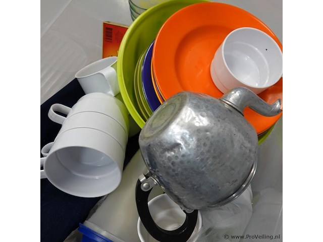 Plastic krat met partij kampeergerei - afbeelding 2 van  5