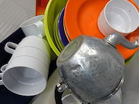 Plastic krat met partij kampeergerei - afbeelding 2 van  5