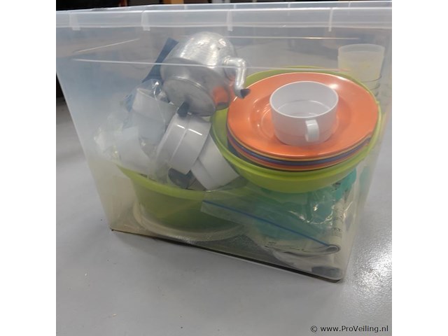 Plastic krat met partij kampeergerei - afbeelding 4 van  5