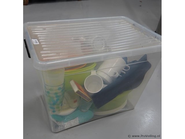 Plastic krat met partij kampeergerei - afbeelding 5 van  5