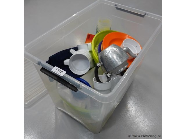 Plastic krat met partij kampeergerei - afbeelding 1 van  5