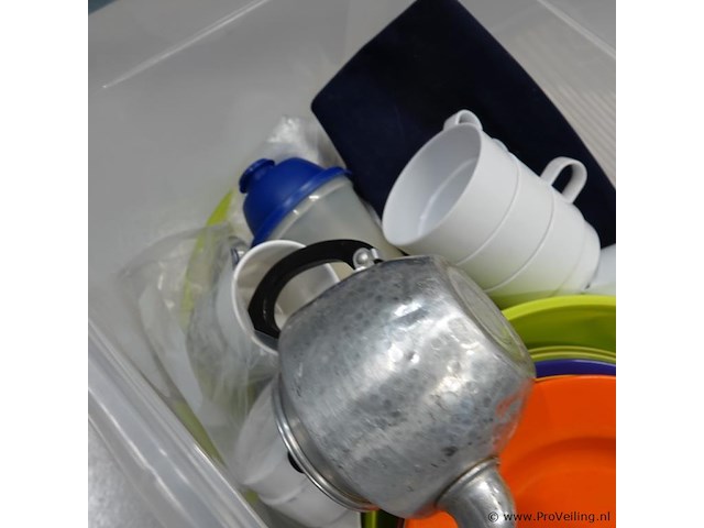 Plastic krat met partij kampeergerei - afbeelding 3 van  5