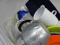 Plastic krat met partij kampeergerei - afbeelding 3 van  5