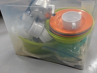 Plastic krat met partij kampeergerei - afbeelding 4 van  5