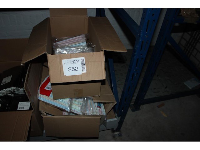Plastic lepelrietjes in twee dozen. ca. 4000 stuks. - afbeelding 1 van  3
