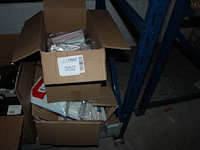 Plastic lepelrietjes in twee dozen. ca. 4000 stuks. - afbeelding 1 van  3