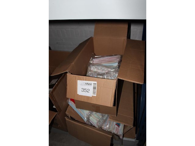Plastic lepelrietjes in twee dozen. ca. 4000 stuks. - afbeelding 2 van  3