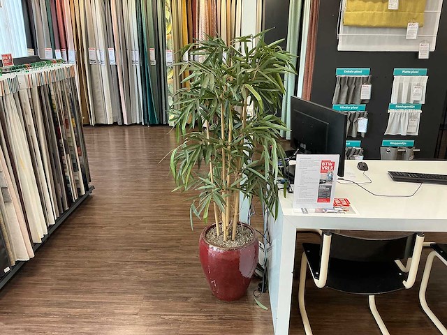 Plastic plant in pot (2x) - afbeelding 1 van  4