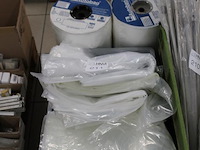 Plastic tassen in kunststof krat en drie rollen buisfolie autobag 750 m. - afbeelding 1 van  2