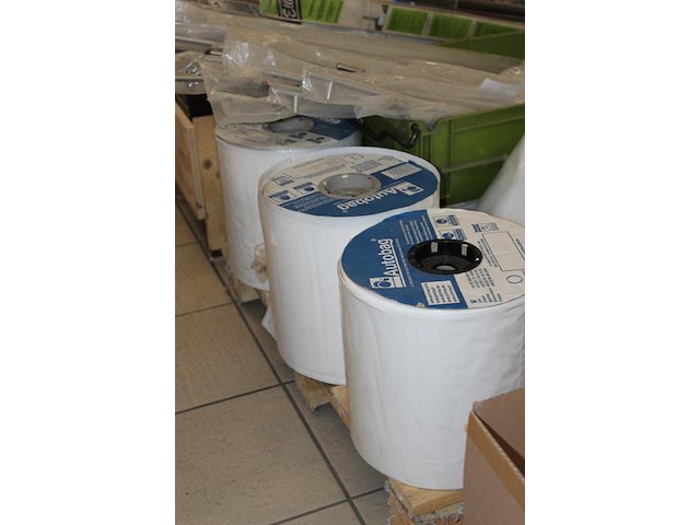 Plastic tassen in kunststof krat en drie rollen buisfolie autobag 750 m. - afbeelding 2 van  2