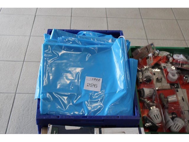 Plastic zakken in kunststof krat. - afbeelding 1 van  3