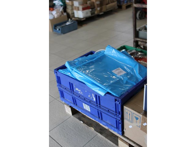 Plastic zakken in kunststof krat. - afbeelding 2 van  3