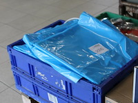 Plastic zakken in kunststof krat. - afbeelding 2 van  3