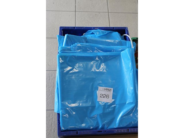 Plastic zakken in kunststof krat. - afbeelding 3 van  3