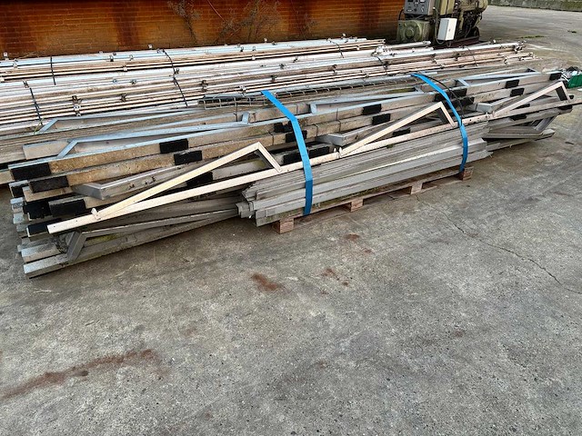 Platdak onderconstructie (zuid) t.b.v. 108 zonnepanelen - afbeelding 1 van  7