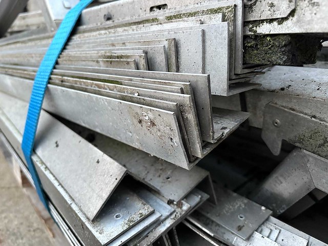 Platdak onderconstructie (zuid) t.b.v. 108 zonnepanelen - afbeelding 4 van  7