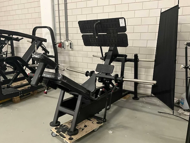 Plate loaded leg press - afbeelding 1 van  7