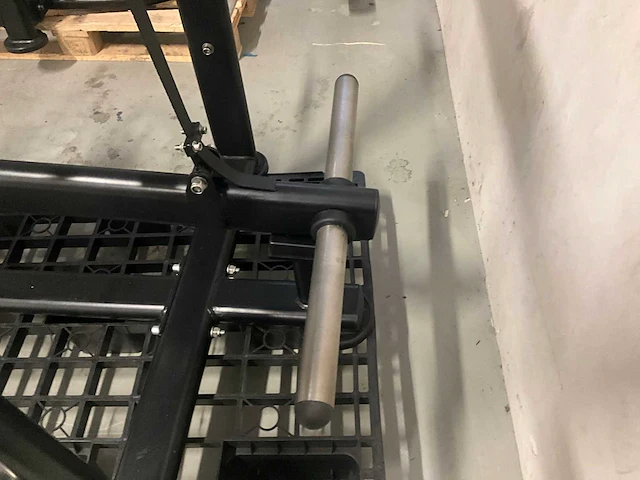 Plate loaded rear delt row machine - afbeelding 8 van  9