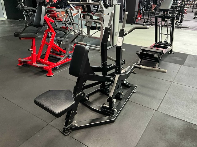Plate loaded rear delt row - afbeelding 1 van  6