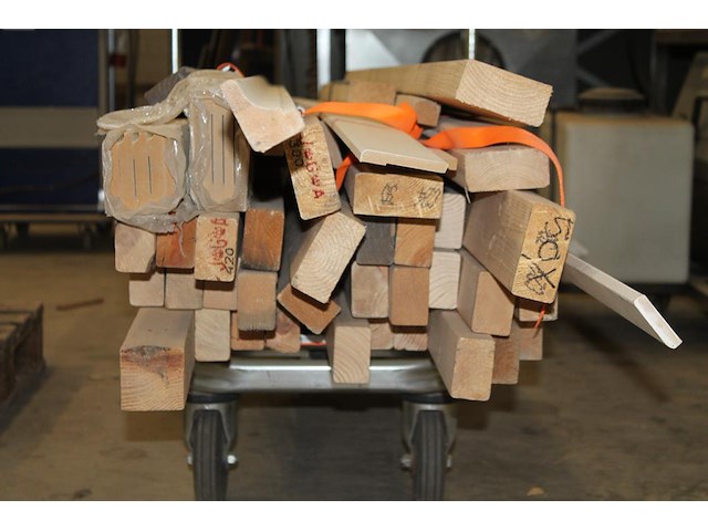 Plateauwagen met balken en plinten in diverse maten en uitvoeringen. - afbeelding 2 van  3