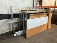 Platen stelling met inhoud