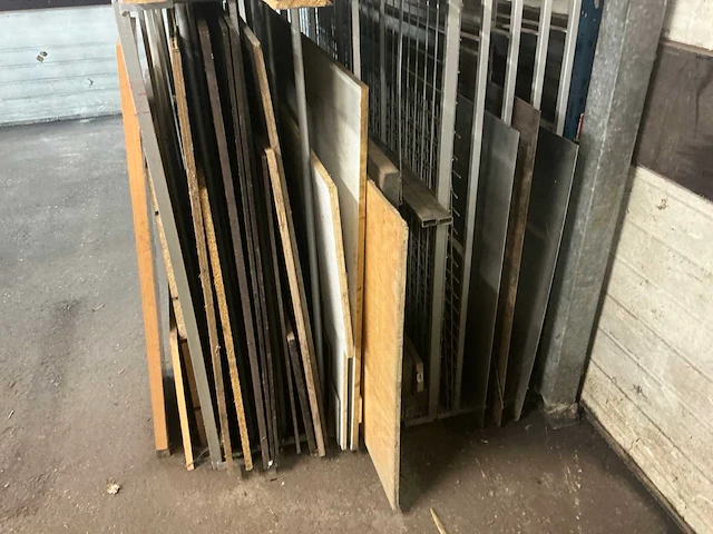Platen stelling met inhoud - afbeelding 3 van  8
