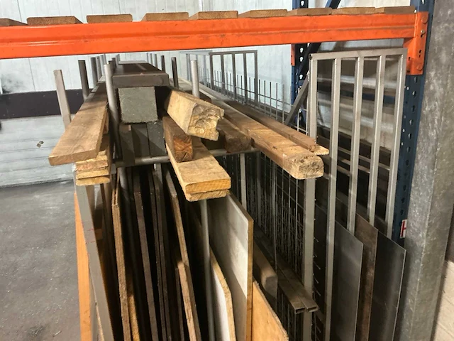 Platen stelling met inhoud - afbeelding 4 van  8
