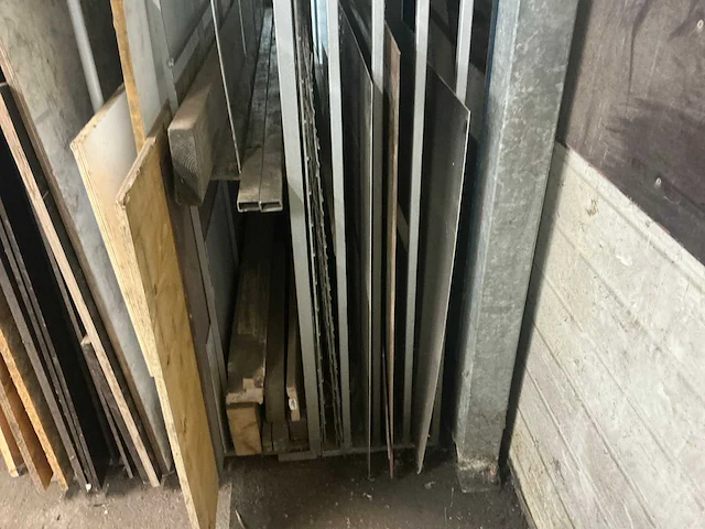 Platen stelling met inhoud - afbeelding 5 van  8