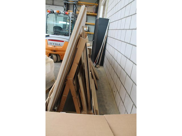 Platenbok met divers plaatmateriaal en restant platen w.o. 3x multiplex berken 18 mm met afmeting 305 x 152... - afbeelding 3 van  5